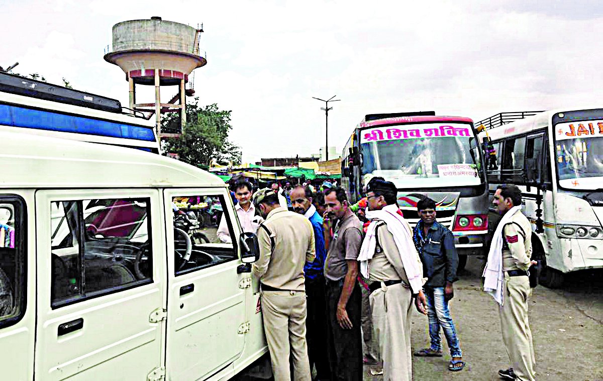 Action of Transportation Department and Traffic Department वर्षों बाद बड़ी कार्रवाई, लाखों की वसूली से ट्रैवल एजेंसियों में मचा हडक़म्प