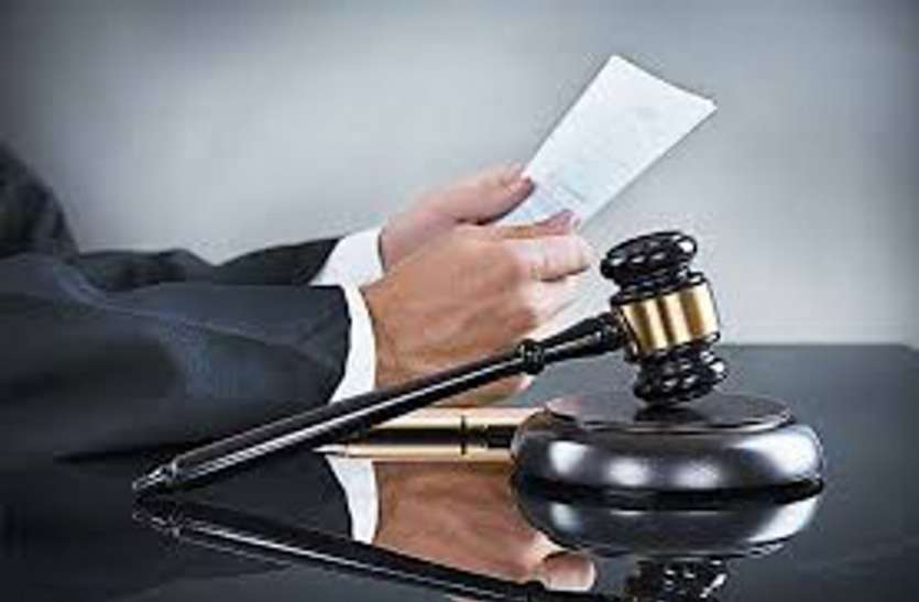 court यहां के न्यायालय में नियमों का उल्लंघन करने पर न्यायाधीश दे रहे मटके की सजा