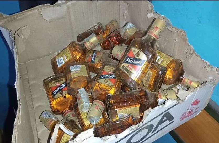 Excise team raided, three boxes of English liquor recovered आबकारी टीम ने मारा छापा, तीन पेटी अंग्रेजी शराब बरामद