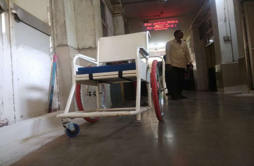 Tehsildar conducts inspection of Rundeda PHC तहसीलदार के निरीक्षण के दौरान यहां मिली अनियमितताएं, अधिकारियों को लगाई फटकार