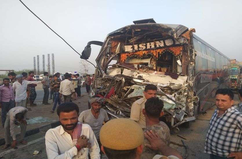 Uncontrollable video coach, go to the truck बेकाबू हुई वीडियो कोच, ट्रक में जा घुसी