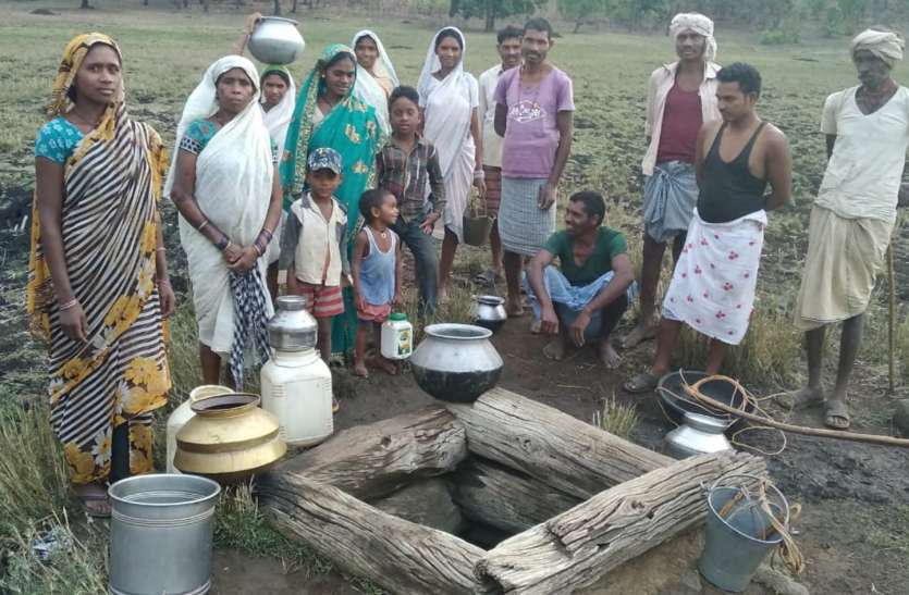 Thirst for the villagers who are running out of ancestors पूर्वजों के बनाए झिरिया से बुझ रही ग्रामीणों की प्यास