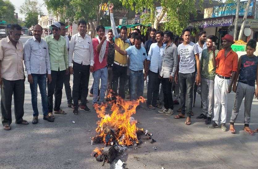 shav yatra ka video VIDEO आज तक नहीं देखी होगी इस प्रकार की शवयात्रा, जिसमे हुआ कुछ ये