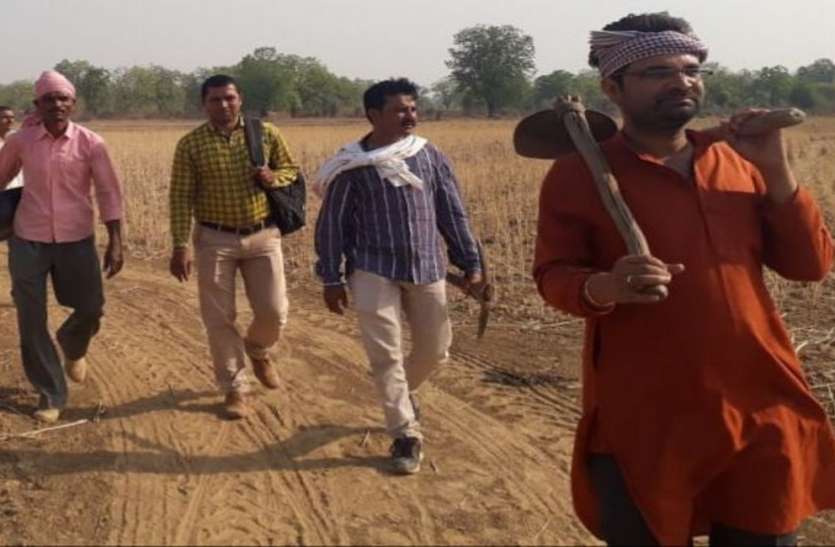 स्टॉप डैम की सिल्ट हटाई और पत्थर-मिट्टी से पूरा कटाव स्टॉप डैम की सिल्ट हटाई और पत्थर-मिट्टी से पूरा कटाव