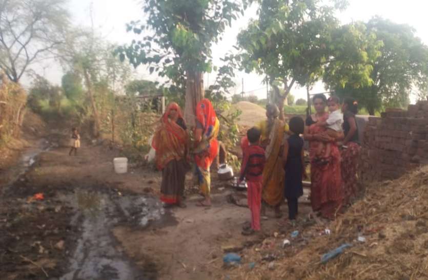 Danger on the streets and public taps spreading on the villagers threatens infection गलियों और सार्वजनिक नलों पर फैल रही गंदगी से ग्रामीणों पर मंडरा रहा संक्रमण का खतरा