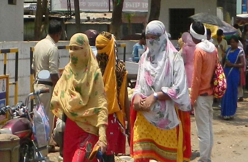 heat bothered भीषण गर्मी से लोग परेशान