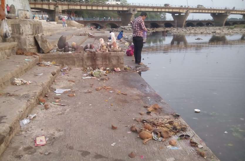 Garbage spread in Wharf of Narmada after worship पूजन के बाद नर्मदा के घाट में फैला गए कचरा, सफाई कर्मचारियों ने घाट की थी सफाई