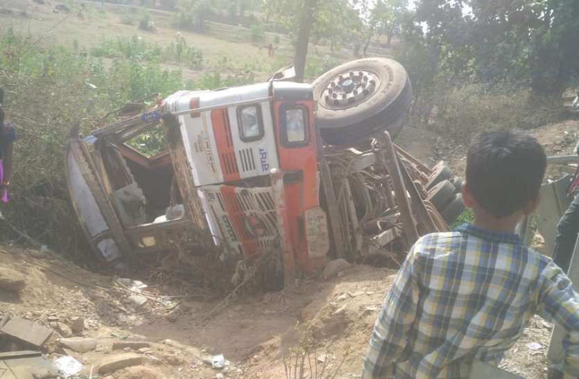 balaghat सीमेंट से भरा ट्रक अनियंत्रित होकर पलटा, हेल्पर की दबने से मौत