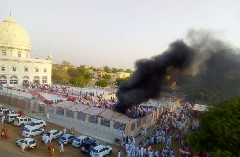 Bikaner: Thousands of pilgrims set fire बीकानेर : हजारों श्रद्धालुओं ने लगाई धोक