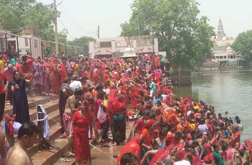 Bikaner: Duplication of faith in Kapil lake बीकानेर: कपिल सरोवर में लगाई आस्था की डुबकी