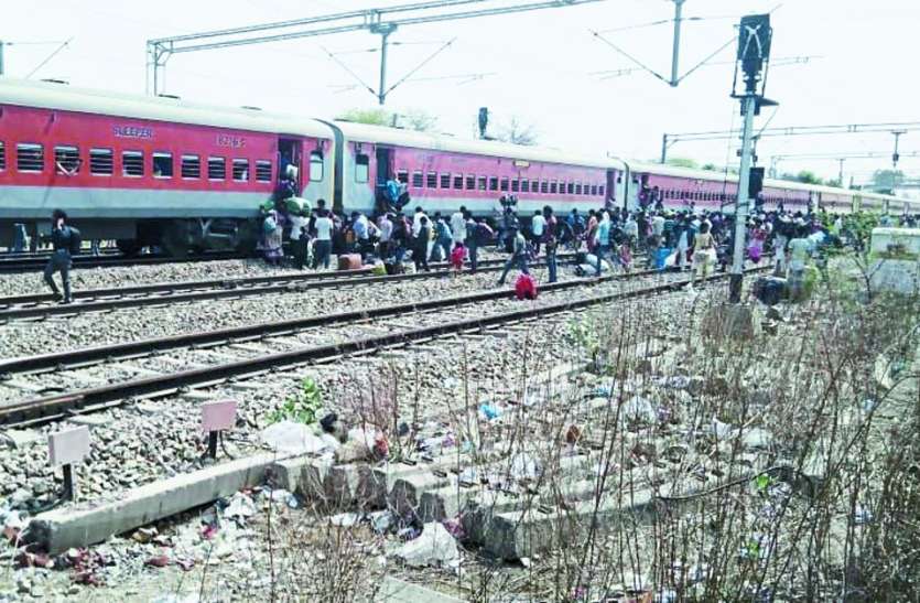 fire caught in Pawan Express train of satna prayagraj rail khand पवन एक्सप्रेस में इस तरह भड़की थी आग, चलती ट्रेन से कूद गए यात्री, धुआं उठता देख यात्रियों में हड़कंप