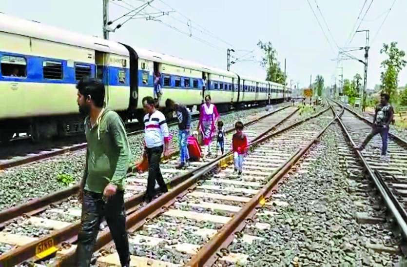 train track breaks जब लहराने लगी ट्रेन तो लगा कि अब पलट जाएगी, वो एहसास जिसने खड़े कर दिए रोंगटे...