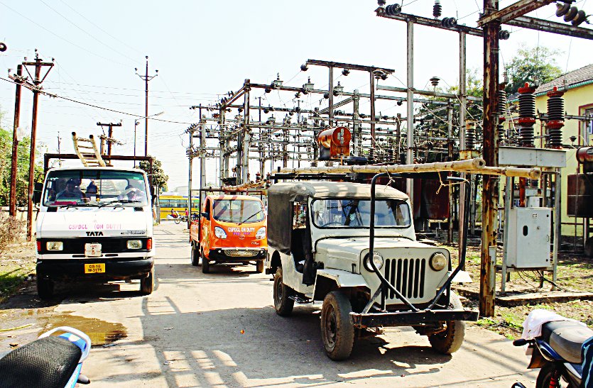 electricity board bilaspur यहाँ बिजली विभाग ने अवैध कनेक्शन काटा तो लोगों ने जाम कर दिया सड़क