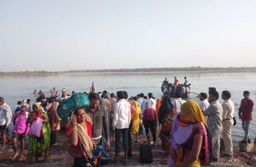 sheopur भीषण गर्मी पर भारी पड़ी आस्था, त्रिवेणी में हजारों ने लगाई डुबकी