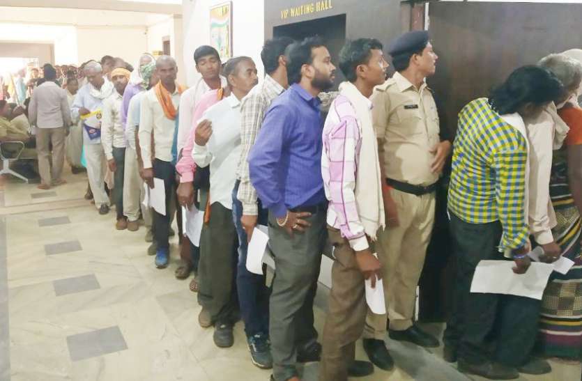Singrauli collectorate, a long line of public hearing, complaints समस्याओं का समाधान पाने कलेक्ट्रेट पहुंचे सैकड़ों लोग, छूटा अधिकारियों को पसीना