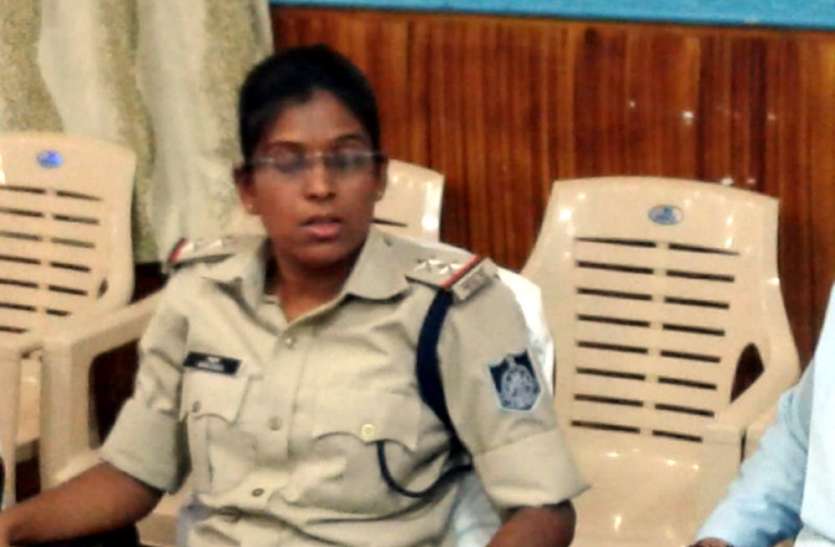 15 thousand rupees bribe Woman sub-inspector arrested in satna दहेज प्रथा के मामले को रफा-दफा करने के लिए महिला SI ने मांगी 15 हजार की रिश्वत, लोकायुक्त ने धरदबोचा