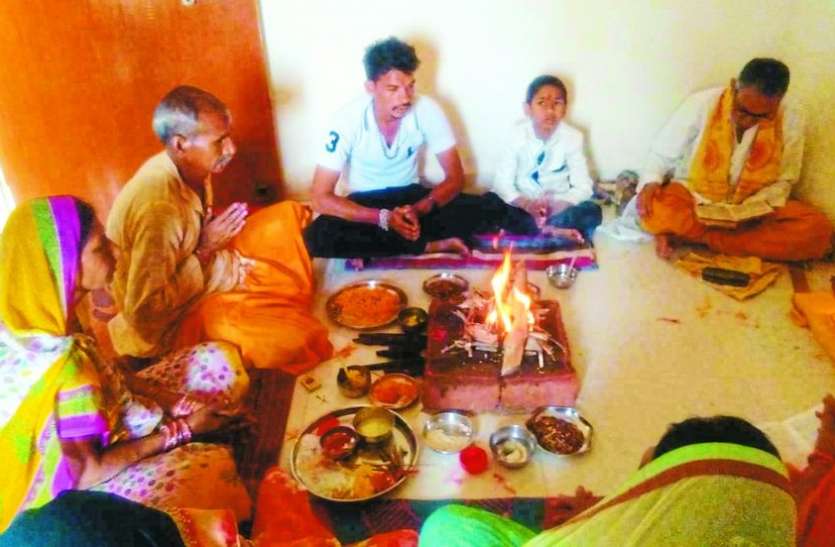 Gayatri Yagya in 2009 houses at the same time in the district जिले में एक ही समय पर 2009 घरों में हुआ गायत्री यज्ञ