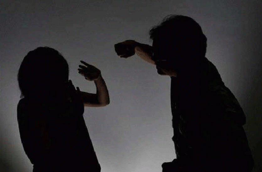 Husband burnt wife with fire In Gaddopur Ayodhya शराबी पति ने पत्नी से कहा खाने में बनाओ मछली पत्नी ने कर दिया इंकार और फिर ...