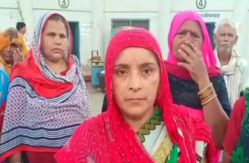Peyjal sankat in banda पानी की समस्या को लेकर जल संस्थान पर लोगों ने की जमकर नारेबाजी, डीएम को सौंपा ज्ञापन