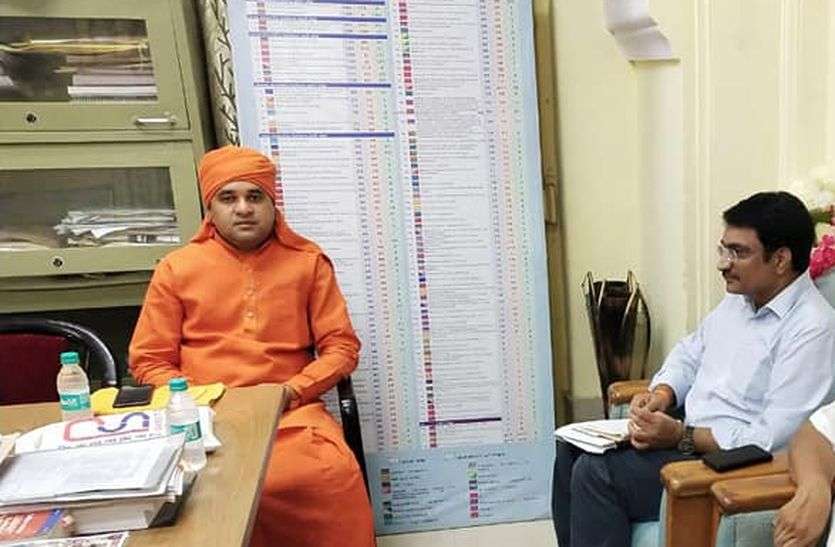 Alwar Mp Mahant Balak Nath Meet Alwar SP And ADM अलवर सांसद महंत बालकनाथ ने SP व ADM से महत्वपूर्ण मुद्दों पर की चर्चा, इस बात को लेकर जताई चिंता