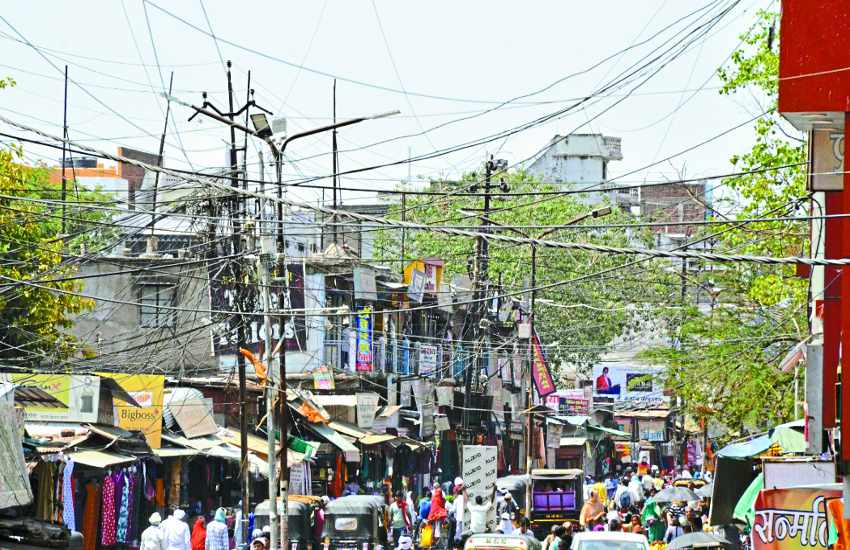 Market in danger खतरे में बाजार: बिजली के खंभों से लटक रहे मौत के तार, गलियां ऐसी कि फायर ब्रिगेड भी न पहुंच पाए