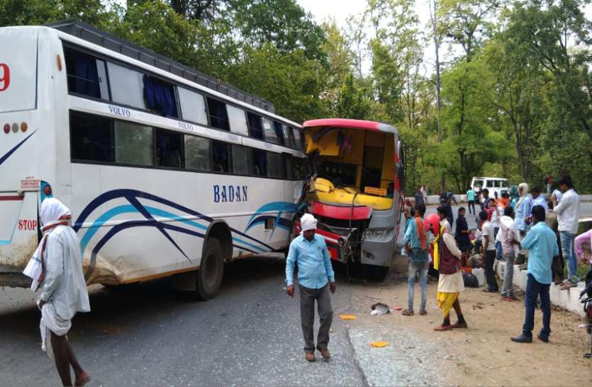 2 bus accident Breaking News : 2 बसों में आमने-सामने जबरदस्त भिड़ंत, महिला यात्री की दर्दनाक मौत, दर्जनभर घायल