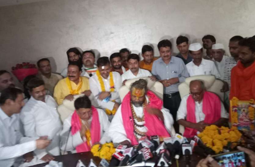 computer baba कंप्यूटर बाबा को मिला 'इनाम', पद संभालते ही मांगा हेलिकॉप्टर, अचरज में सरकार