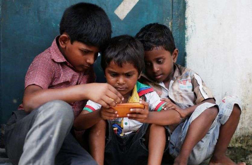 children बच्चों में सीखने की प्रबल क्षमता, सही और गलत का फर्क बताना पैरेंट्स की जिम्मेदारी