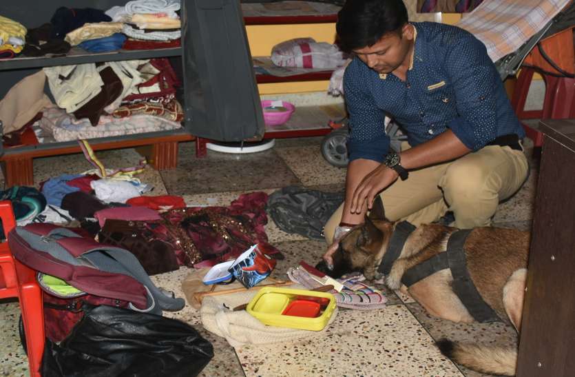 ताला तोड़कर बुलेट सहित लाखों का समान ले उड़े चोर, सीसीटीवी कैमरे में कैद हुई वारदात