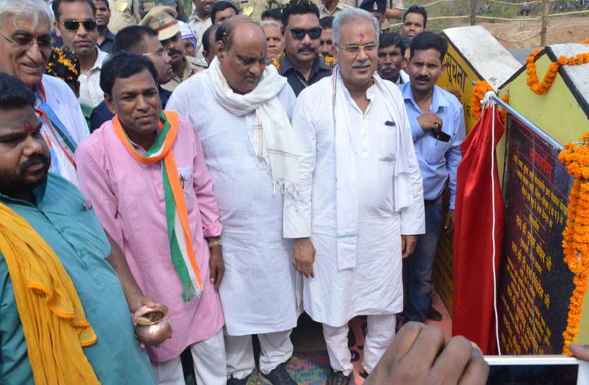 सीएम ने किया आदर्श गौठान का शुभारंभ, गांव में लगी चौपाल, ग्रामीणों से लिया फीडबैक सीएम ने किया आदर्श गौठान का शुभारंभ, गांव में लगी चौपाल, ग्रामीणों से लिया फीडबैक