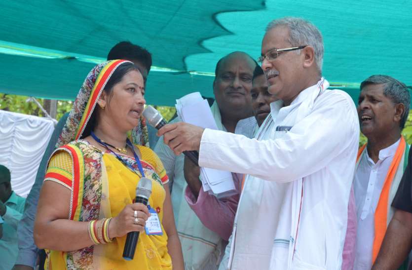 सीएम ने किया आदर्श गौठान का शुभारंभ, गांव में लगी चौपाल, ग्रामीणों से लिया फीडबैक