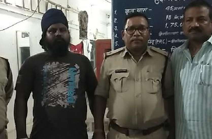 तलवार लहराकर लोगों को धमका रहा था युवक, पुलिस ने किया गिरफ्तार तलवार लहराकर लोगों को धमका रहा था युवक, पुलिस ने किया गिरफ्तार