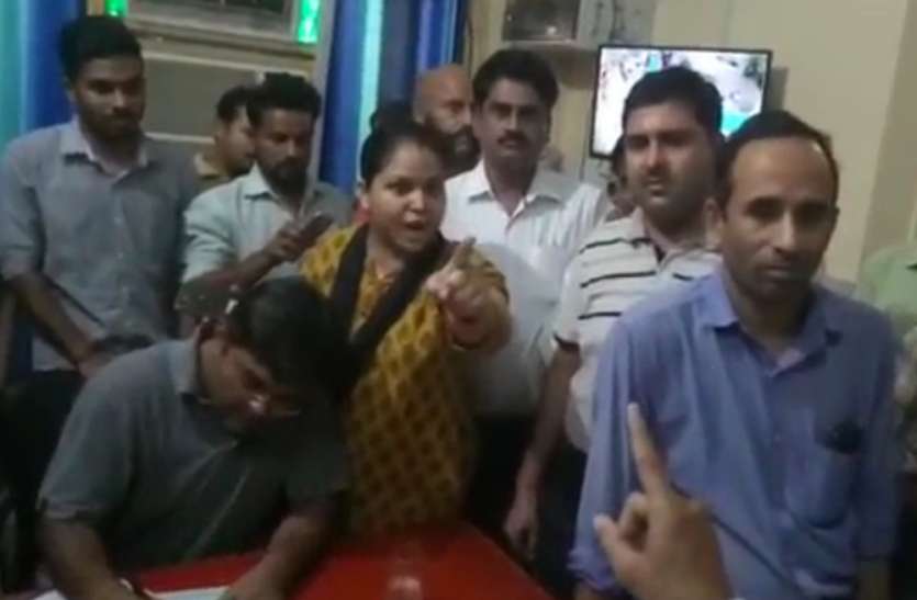 farrukhabad news गरीब मरीज का ऑपरेशन करने की कही बात तो डॉक्टरों ने कर दी पिटाई