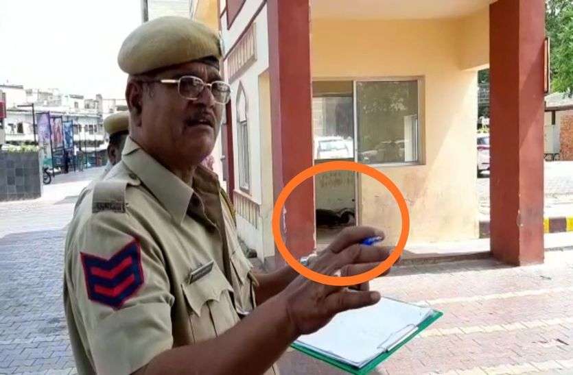 Found dead-body in guard room at railway station entry gate रेलवे स्टेशन के एन्ट्री गेट पर गार्ड रूम में मृत मिला युवक