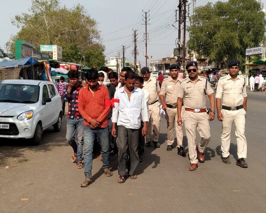 Police arrest eight accused टार्च की रोशनी में चल रहा था खेल, तभी पहुंची पुलिस