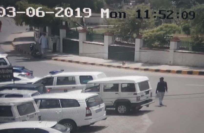 jhunjhunu crime news कलक्टर के पास ज्ञापन देने आए थे लोगों के साथ इस युवक ने की ये करतूत