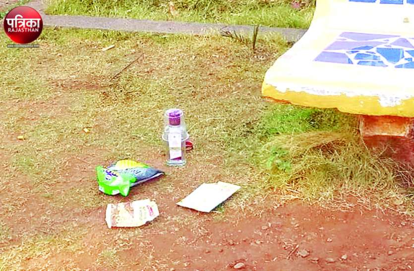 banswara बांसवाड़ा : कागदी पिकअप बना शराबियों का अड्डा, शाम ढलते ही जमती है महफिल और...