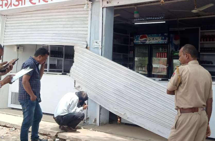 wine shop robbery on gun point बंदूक दिखाई, बंधक बनाया और लूटी लाखों की शराब