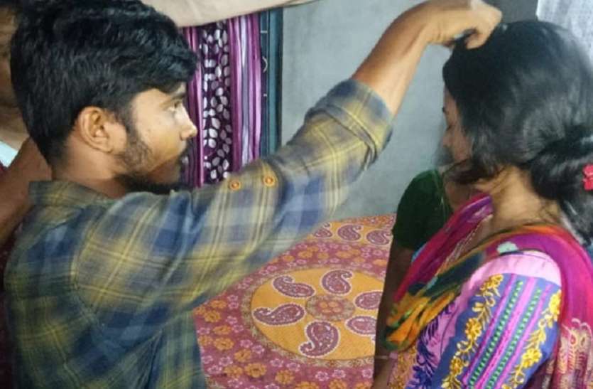 kolkata west bengal प्रेमिका के घर के सामने धरना, आखिरकार हुई शादी