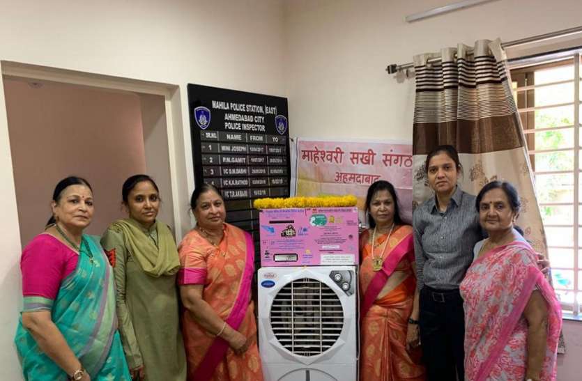 Sanitary napkin vending machines installed अहमदाबाद में तीन स्थानों पर लगाई सेनेटरी नैप्कीन वेंडिंग मशीनें