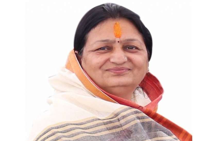 indore बोलीं महापौर...सफाई करने की बजाय खड़ी रहती है मशीन, मुझे दिखता है तुम्हें क्यों नहीं