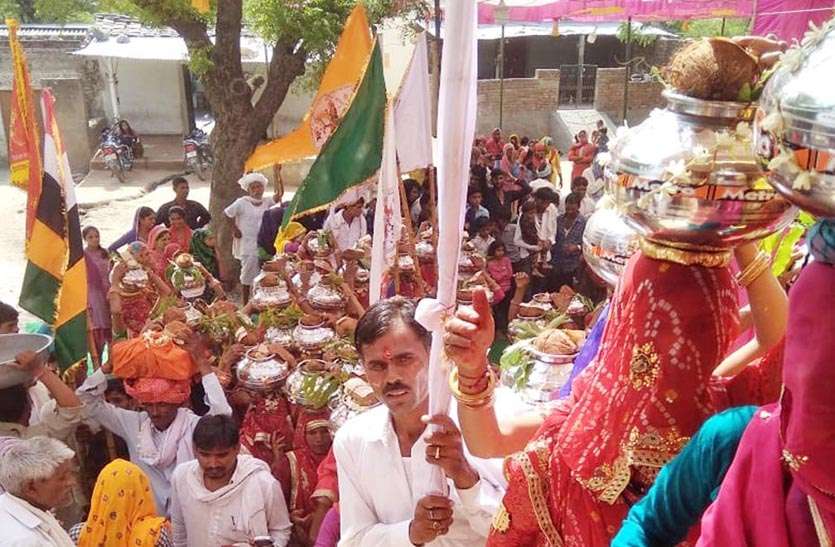 kalash yaatra nikaalee मूर्ति स्थापना व भागवत कथा को लेकर कलश यात्रा निकाली