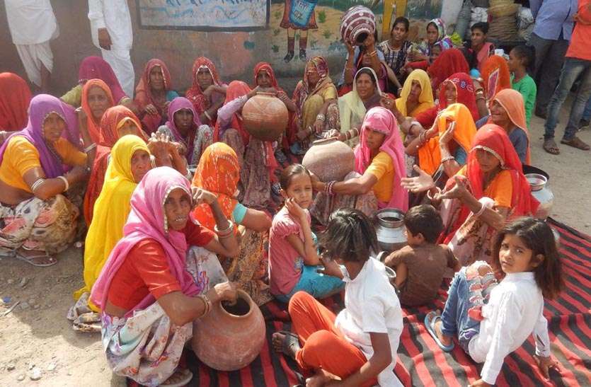 No water for a month एक माह से पानी नहीं मिलने पर तीन घंटे कनिष्ठ अभियंता को ताले में रखा बंद