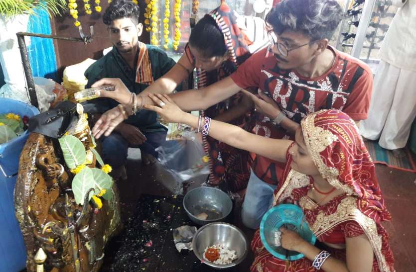 patrika शनि जयंती पर भक्तों ने किया तेल का अभिषेक