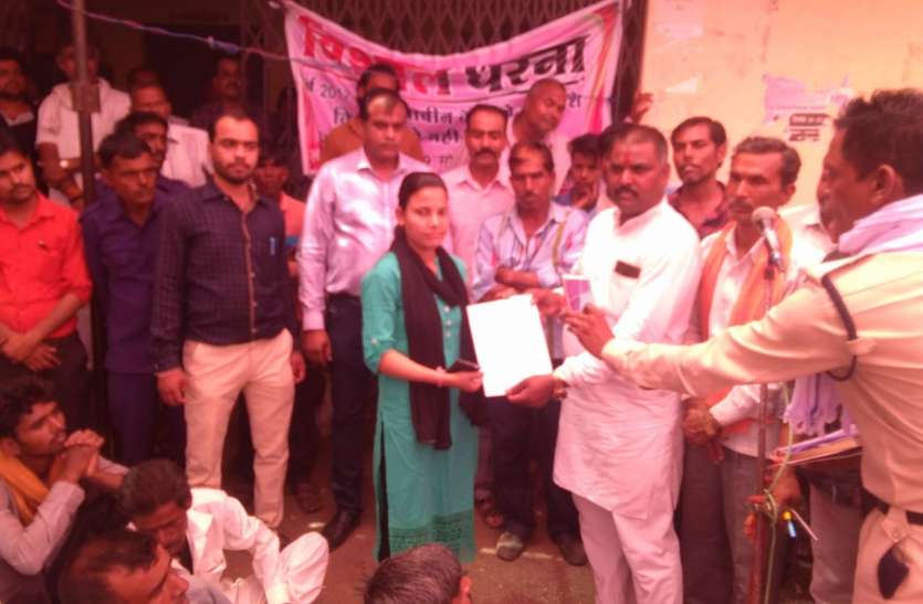 patrika फसल बीमा नहीं मिला, दिया धरना और नायब तहसीलदार को सौंपा ज्ञापन