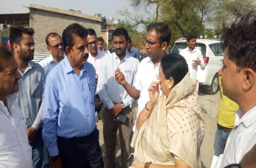 indore मंत्री के बाद नदी सफाई का काम देखने निकले सांसद और महापौर