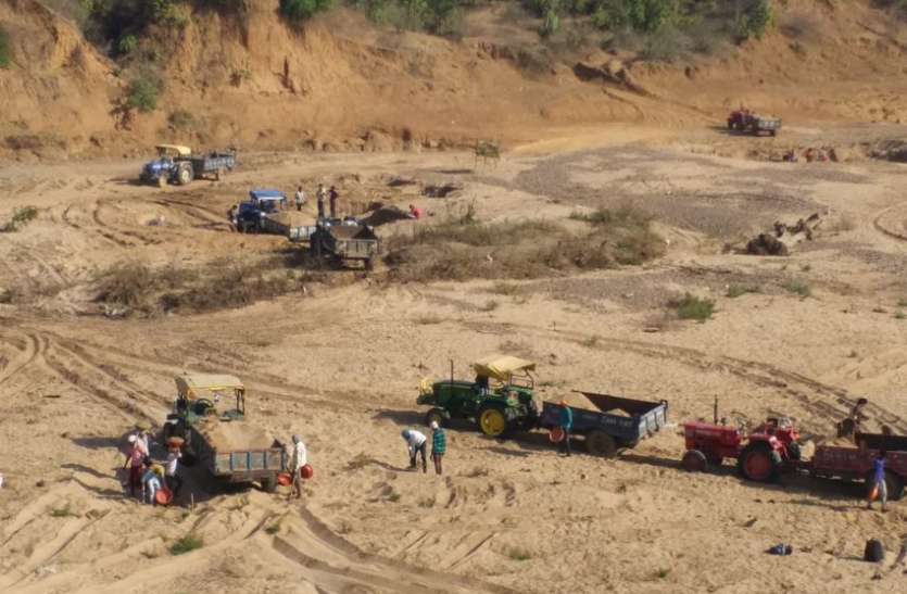 narmada tributary ऐसे ही हाल रहे तो लुप्त हो जाएगी नर्मदा, 28 सहायक नदियों ने तोड़ा दम, परिक्रमा पथ से पेड़ भी गायब