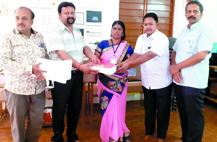 books distributed स्कूली बच्चों को मिला किताबों का खजाना