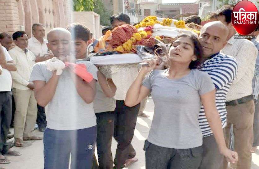 One Death in car accident in Pali राजस्थान के इस शहर में एक बेटी ने दिया पिता की अर्थी को कंधा, हर किसी की आंख नम हो उठी