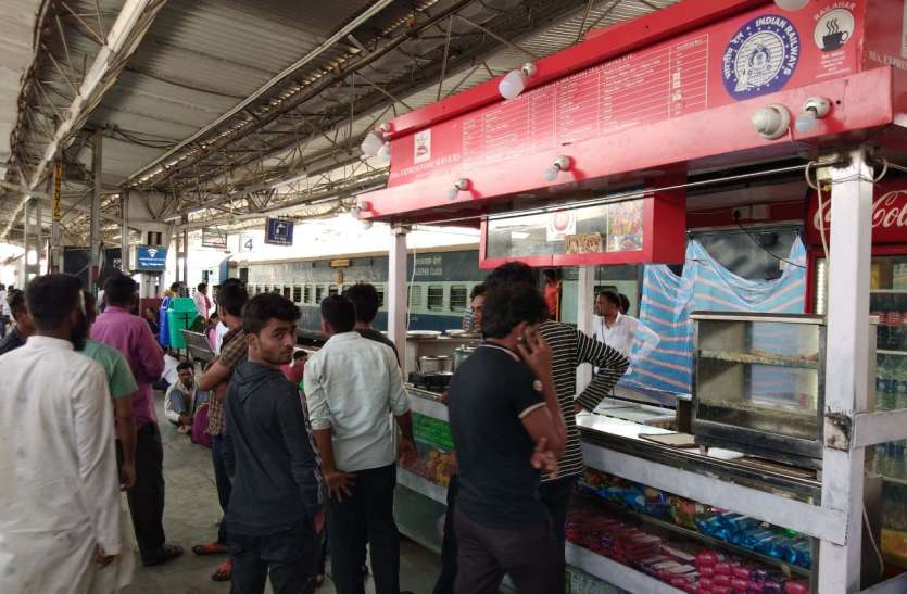 Bina Railway station Alert Now : बीना स्टेशन पर कुछ खाने का बना रहे है प्लान तो पहले ये पढ़ लें, नहीं तो रह जाएंगे भूखे...